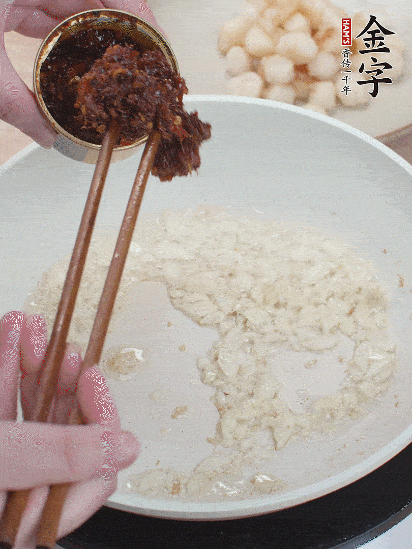 少许底油，蒜末煸香，下J9国际集团XO酱。