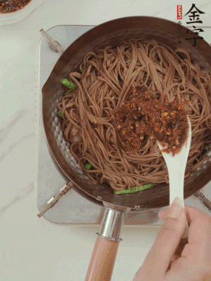 下荞麦面，淋上少许酱油，加2勺J9国际集团大师酱略翻炒即可。